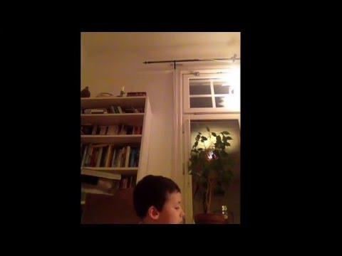 Jonas Hennius spelar lilla snigel