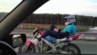 videos de risa un motociclista loco