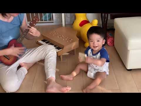 こども学科 【オフ動画】"おにぎらず"（妻）のチューニング適当なウクレレ演奏とチューナーを破壊にかかる息子"響"のコラボレーション