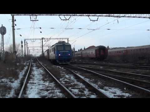 Trenul R5608 Suceava Nord - Iasi intra in Suceava cu DA1370 si EA666 - 28.01.2017