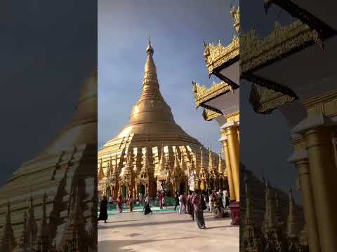 O Pagode Shwedagon, localizado em Yangon, Mianmar, é um venerado monumento budista.