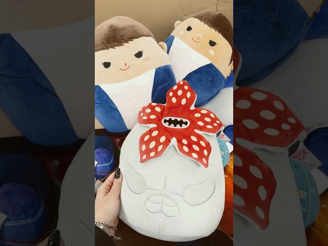 Vídeo relacionado con Squishmallows Peluche Original de Stranger Things de 10 Pulgadas USS Butterscotch - Peluche Oficial de Jazwares