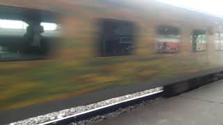 preview picture of video 'Pune Howrah Duranto Overtaking Shirdi Hwh Exp at Jharsuguda'