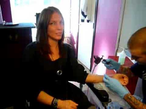 Mitten på Sannas livslånga tatuering