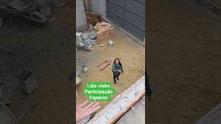 Instalação de cerca elétrica com a melhor ajudante