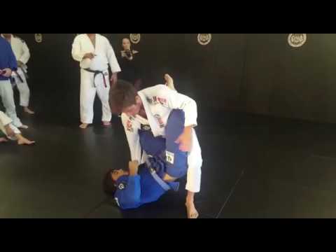 Closed guard sweep variation - Pedro Machado