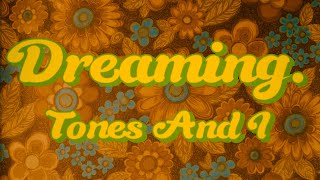 Musik-Video-Miniaturansicht zu Dreaming Songtext von Tones and I