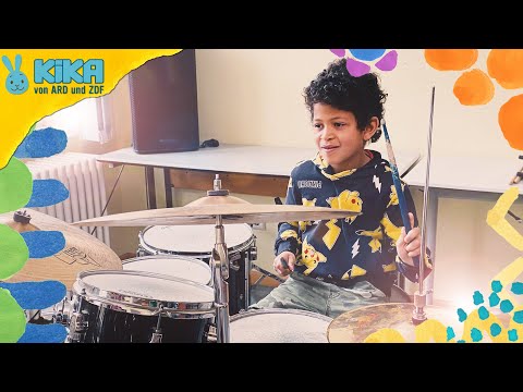 Taavi spielt Schlagzeug| ICH bin ICH | Mehr auf kikaninchen.de