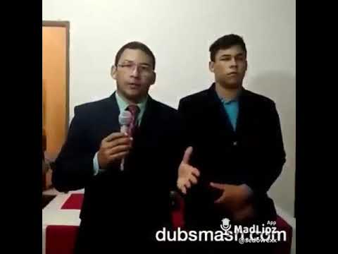 Reporter schlägt Bruder