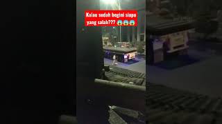 Download lagu Detik-detik anak punk ketabrak tronton! 😱 Mestinya paham truk besar tidak bisa berhenti mendadak 😥 mp3
