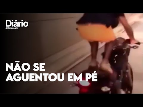 Motociclista cai do veículo após ficar em pé no assento ao passar por túnel de Fortaleza; veja vídeo