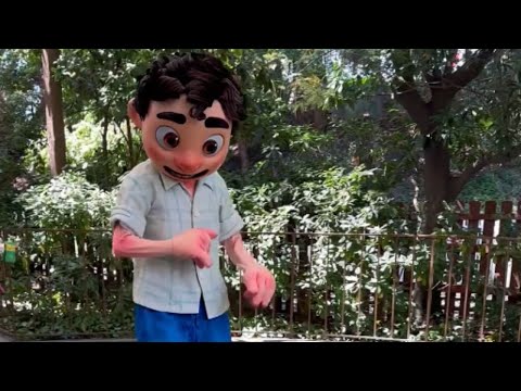 Luca und Alberto machen den Geburtstag eines zweijährigen Kindes zu einer magischen Erinnerung