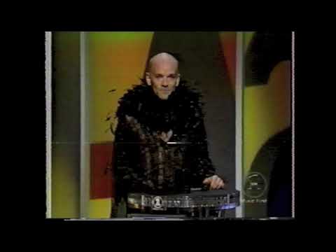 R.E.M. 1998-10-23 - VH-1 Fashion Awards, New York [Stipe presents Best Avant Garde Designer award]