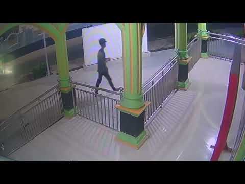 Aksi Bandit Curi Kotak Amal Terekam CCTV