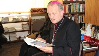 Sieroszewice Biblioteka Biskup Łukasz Buzun Czyta opowiadania o św. Janie Pawle II