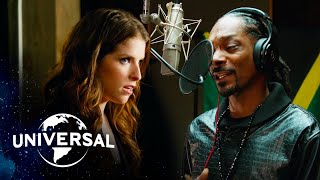 Snoop Dogg and Anna Kendrick | Winter Wonderland / Here Comes Santa Claus | Pitch Perfect 2