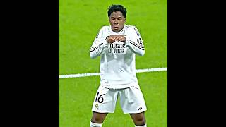 A estreia de Endrick na Champions pelo Real Madrid. Mbappé de um lado, Vini Jr do outro.