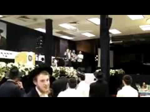 אבי פיאמנטה מנגן לישראלים בניו יורק