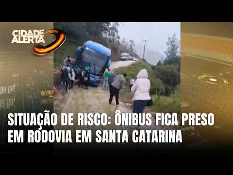 Ônibus perde estabilidade e fica pendurado em estrada em Santa Catarina