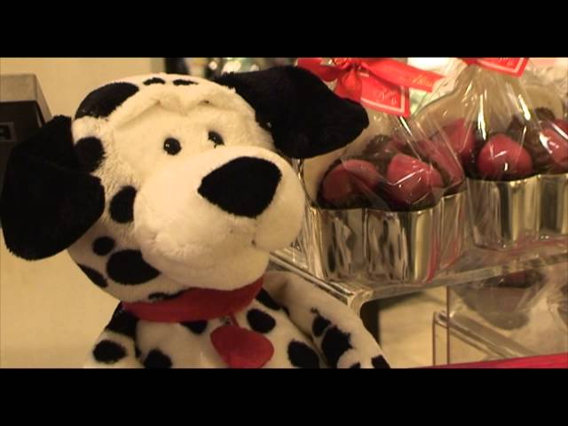 Vídeo relacionado con FAMILYCOM Cesta San Valentin de Chocolates Nestle para regalar. Regalo Original para Mujer, Hombre. Regalo para parejas - Bombones Caja Roja, Cañon de petalos, Oso peluche