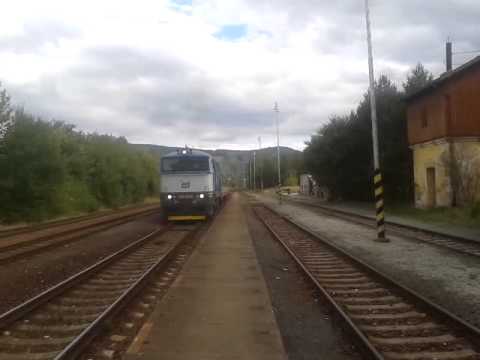 R 1247 odjíždí ze stanice Jince