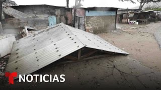 Melissa arranca techos, árboles y postes eléctricos a su paso por Jamaica | Noticias Telemundo