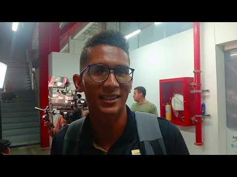 El defensa FRANCISCO MEZA saluda a los niños de El Calvario en su visita al Estadio de Villavicencio