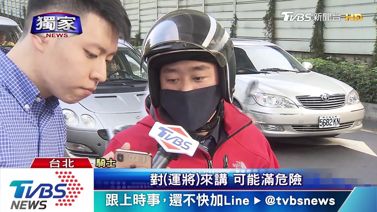 好危險!運將紅燈下車「狂運動」 乘客傻眼