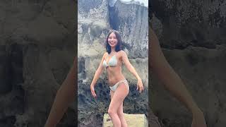 スレンダーなビキニ美女の腰のくびれがすごい！