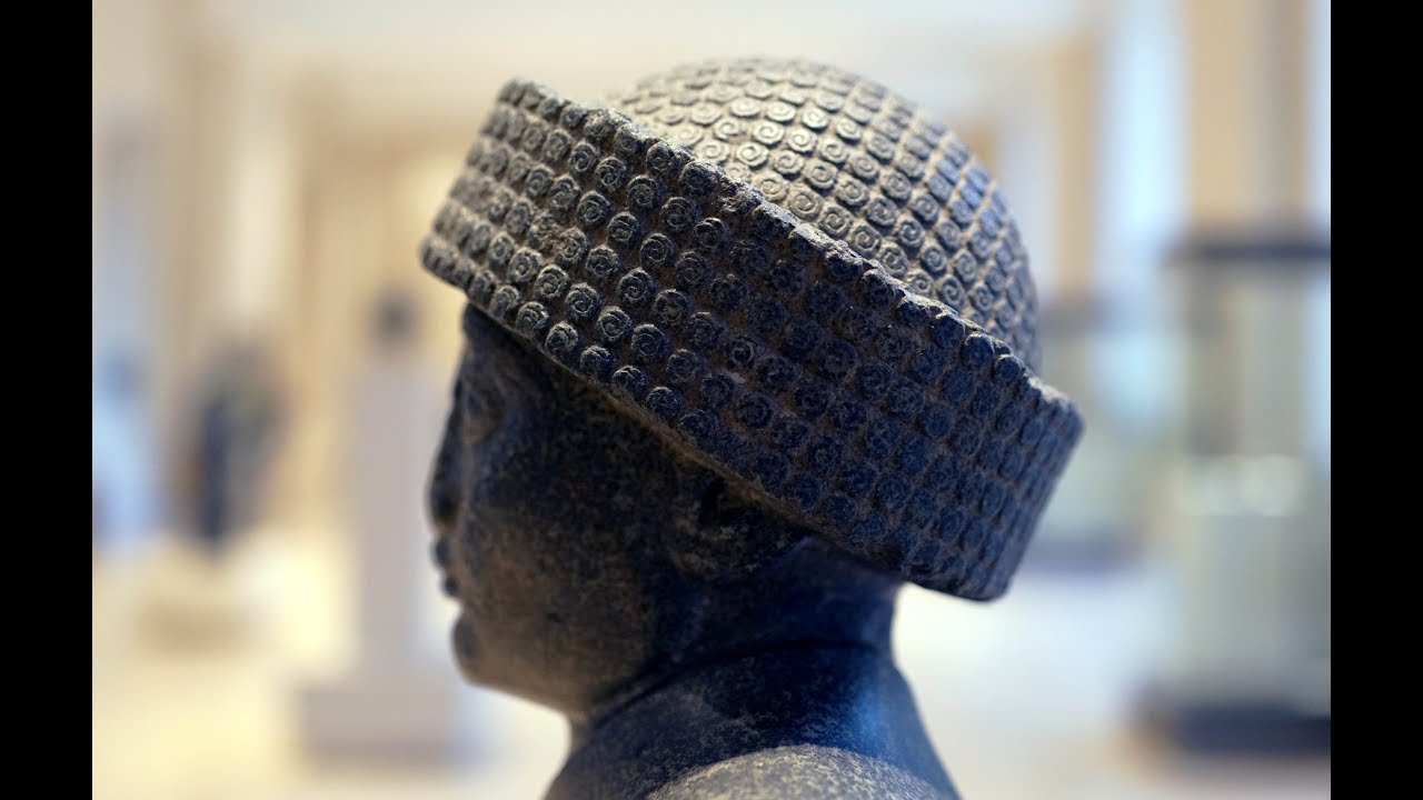 Seated Gudea holding temple plan