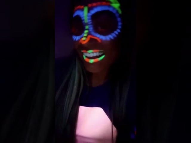 Vídeo relacionado con Illuminated Apparel Camiseta con diseño Interactivo con luz Que Brilla en la Oscuridad (Negro/Verde, 5-6 años)