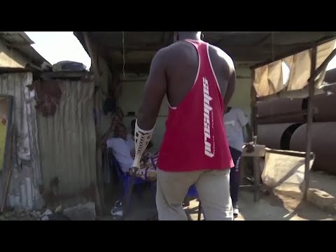 拳手背靠象牙海岸的精英們。 (The fighter turning his back on Ivory Coast's elite)