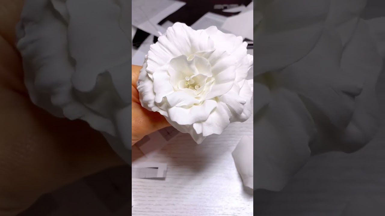 Nowość z kolekcji ślubnej 2023 - ozdoba ślubna do włosów z dużym kwiatem.