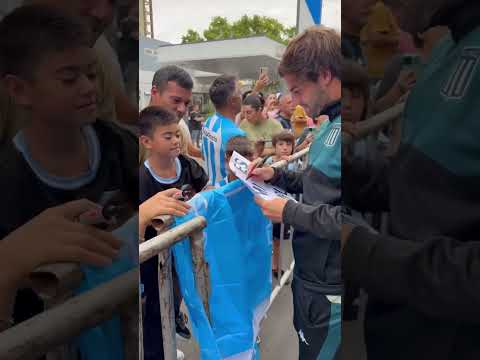 SANTI SOSA SALIÓ A SALUDAR A LOS HINCHAS EN JUNÍN -;LA COMU DE #RACING CLUB