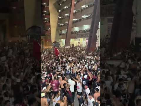 "La increíble hinchada crema. #universitario" Barra: Trinchera Norte &bull; Club: Universitario de Deportes