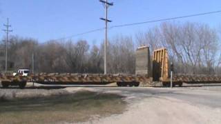 preview picture of video 'Illinois Central SD40-3 # 6204 Glides into Cedarburg, Wisconsin (11/23/11)'