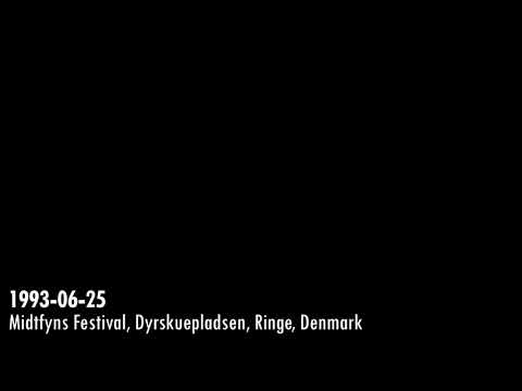 Crowd singing Midlife Crisis - Compilation [1993] - Faith No More