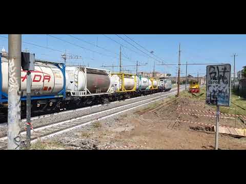 Incrocio tra Regionale Taf e merci con e652 101 a Roma Tuscolana