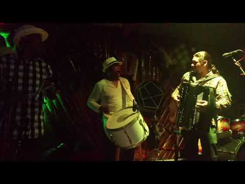 Isaac Do Acordeon & Os Três Moleques - No Cheirinho Dela/Eu Piso E Você Pisa