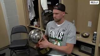 [花邊] KP 在休息室開心的抱著東冠獎盃