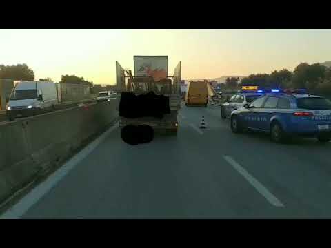 Monopoli, tir si ribalta sulla ss16: ferito camionista