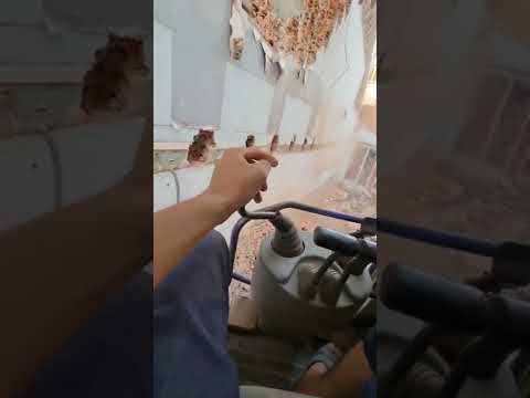 phá dỡ nhà bằng máy xúc đào