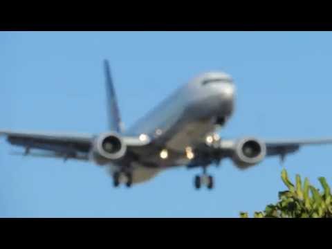 United Airlines Boeing 737-900ER [N68817] landing in LAX