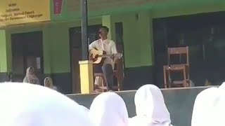 Download lagu Ngakak anak sma nyanyi lagu kamu berbohong aku pun percaya kamu percaya aku bohongi mp3