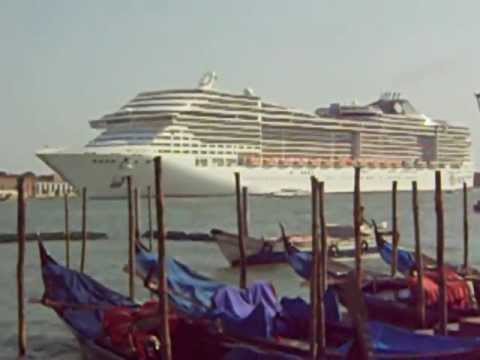 Venezia - Le navi da crociera solcano il centro della città