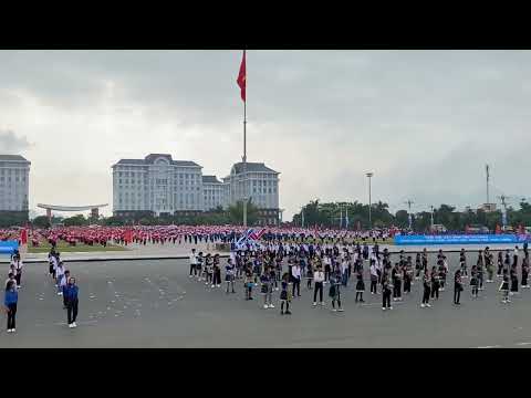 Học sinh liên cấp TH-THCS Sùng Phài đồng diễn Việt Nam ơi