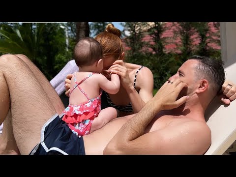 Alina came with her little girl to the pool / Emilian Crețu