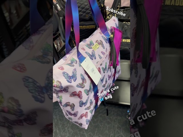 Vídeo relacionado con Betsey Johnson Bolsa con solapa abombada de mariposa