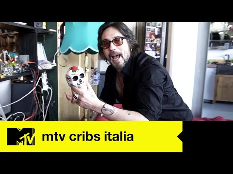 Francesco Sarcina: le sue passioni tra musica, libri e teschi messicani | MTV Cribs Italia Passions