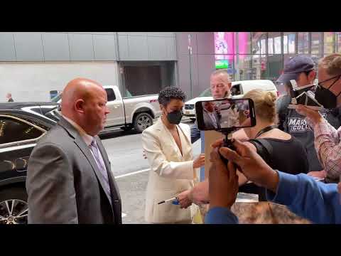 Ariana DeBose carries "Bans Of Our Bodies" handbag #arianadebose #bansofourbodies